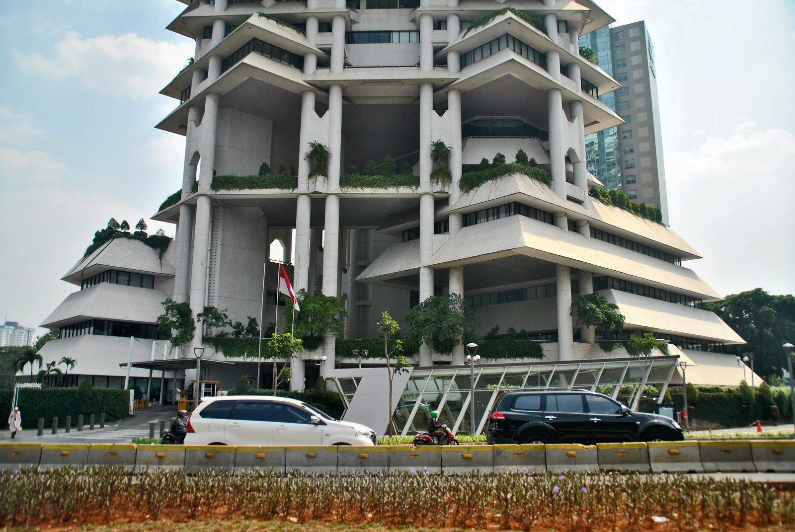 Podium gedung Intiland Tower, atau kakinya.