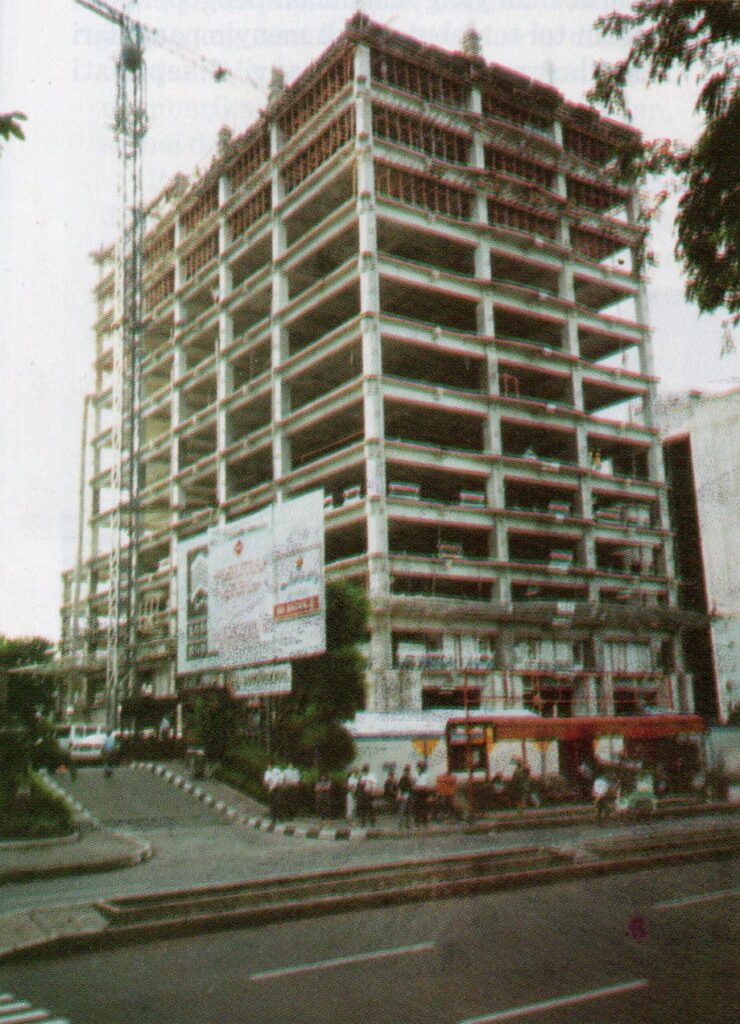Gedung Ibnu Sutowo dalam pembangunan 1994