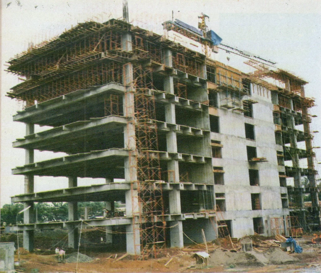 Plaza PP dalam pembangunan, 1990