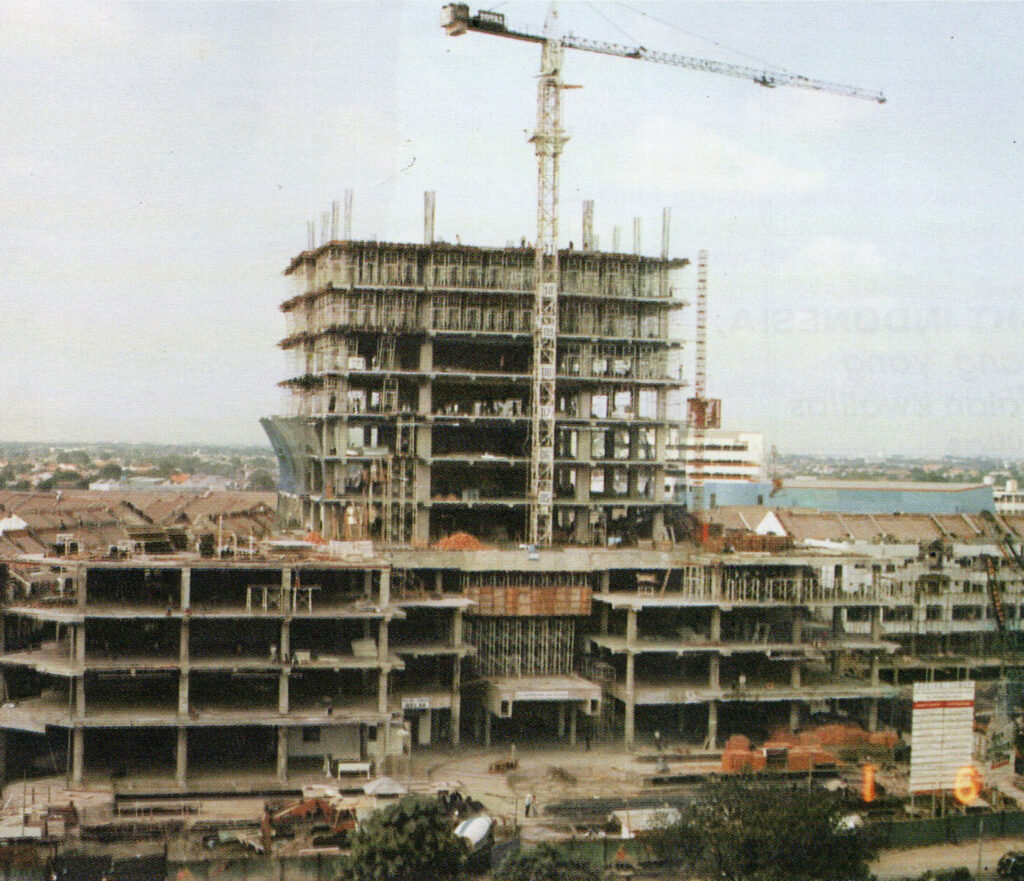 Cowell Tower dalam pembangunan, Juni 1991. Jakarta tempo dulu.