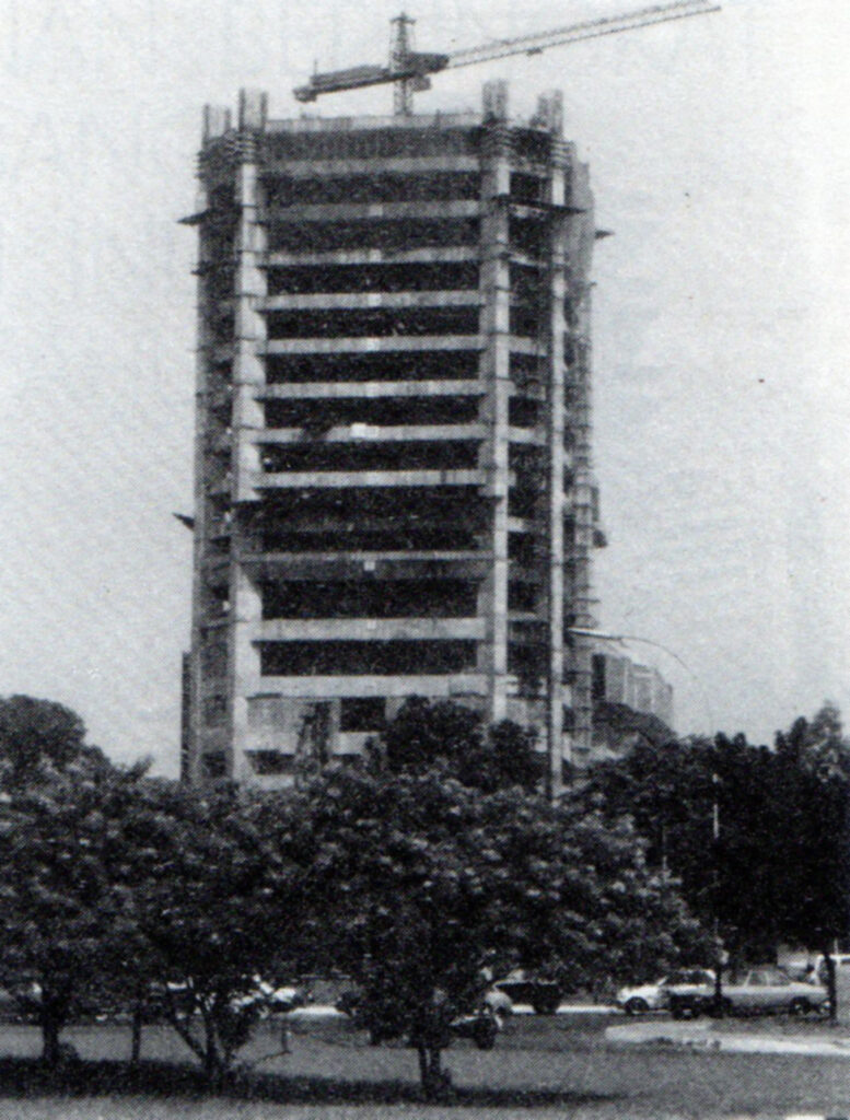 Kantor Pusat Indosat di Jakarta dalam tahap pembangunan, 1987