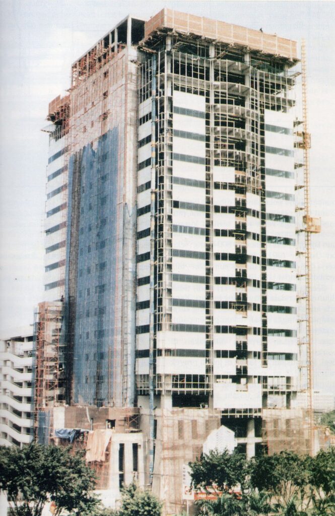 Sinarmas Land Plaza Surabaya dalam tahap konstruksi akhir, 1992