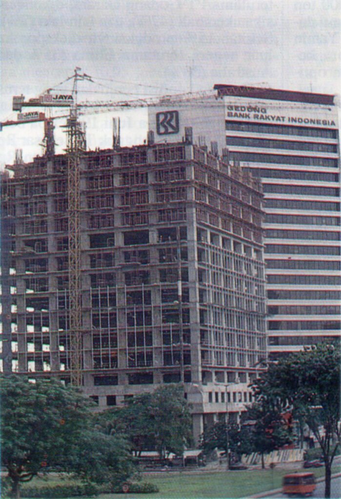 Gedung BRI II saat dibangun, 1990