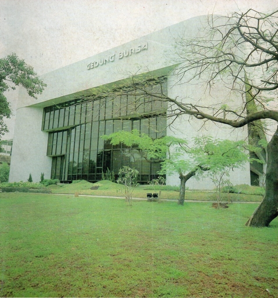 Gedung Danareksa 1980, gedung jendela cokelat dan bertembok putih. Jakarta tempo dulu 1980an
