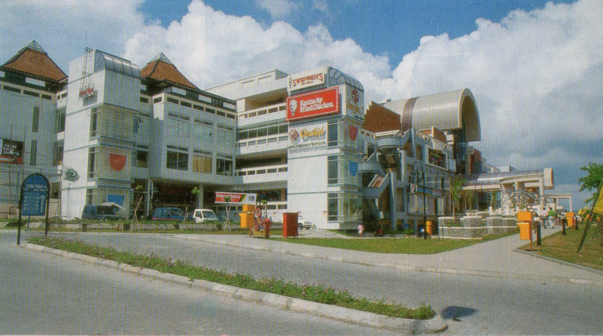 Hi-Tech Mall Surabaya, saat itu bernama Mall THR Surabaya