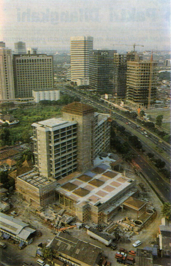 Hotel Le Meridien Jakarta saat dibangun dengan latar belakang gedung tinggi Jakarta, 1990