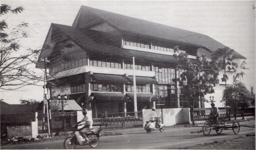 Gedung Bank Mandiri di Jalan Teuku Moh. Daud Beureueh, Banda Aceh, 1988. Sumber Majalah Konstruksi Oktober 1988