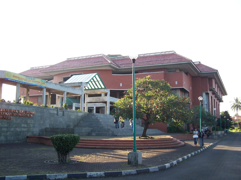 Gedung aula Universitas Trilogi
