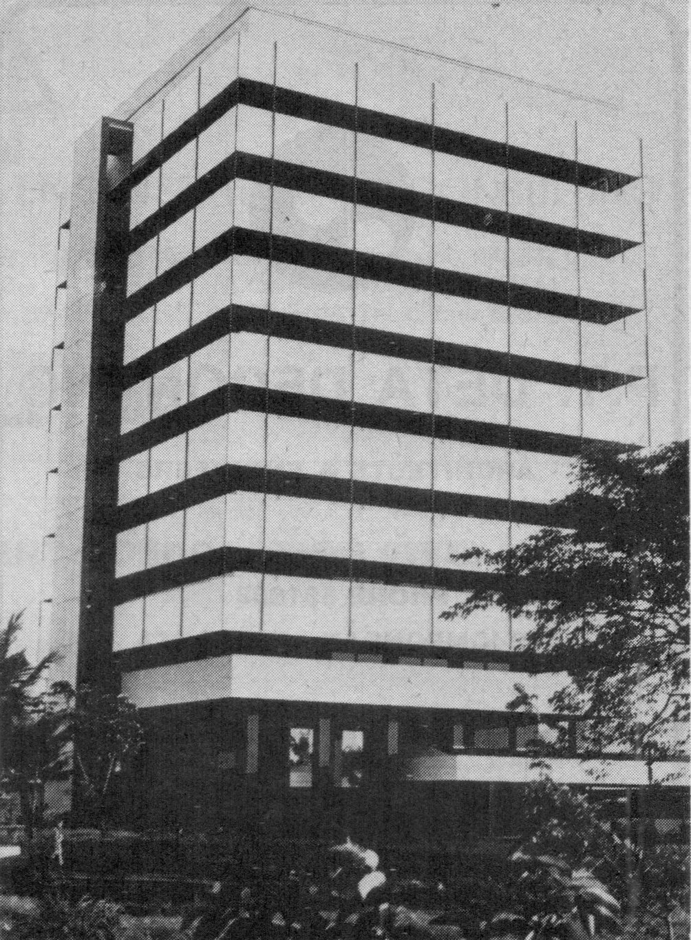Gedung C Universitas Atmajaya pada tahun 1970an. Gedung dengan balkon lebar dan fasilitas tangga darurat tertutup di sisi kiri gedung. Foto Jakarta tempo dulu 1970an.