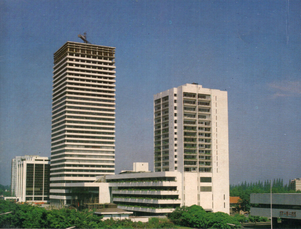 Ratu Plaza dalam pembangunan. Gedung Apartemen berwarna putih, gedung kantor berwarna putih, lantai teratas sedang dalam tahap konstruksi. Foto Jakarta tempo dulu, 1980an