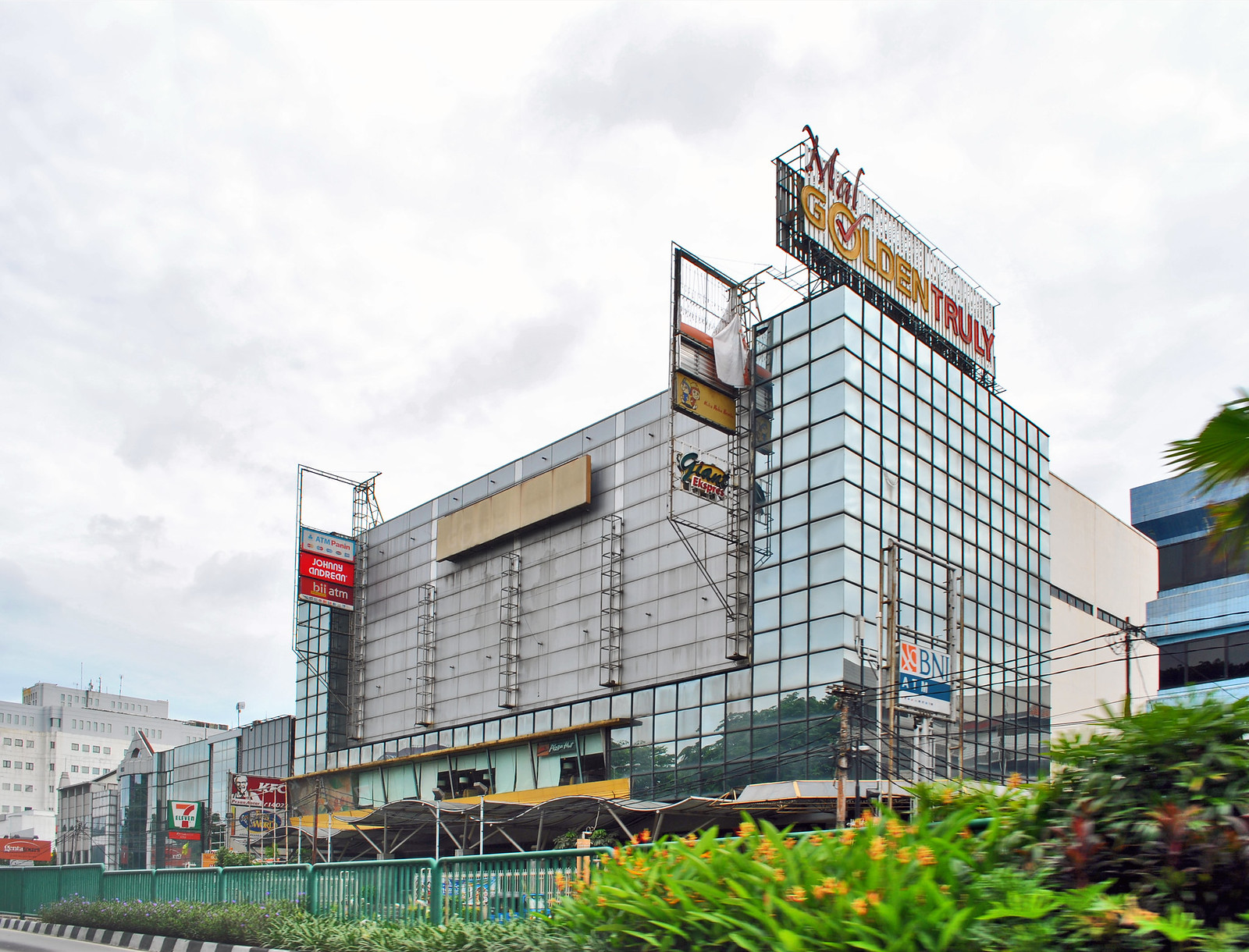 Golden Truly Mall Gunung Sahari