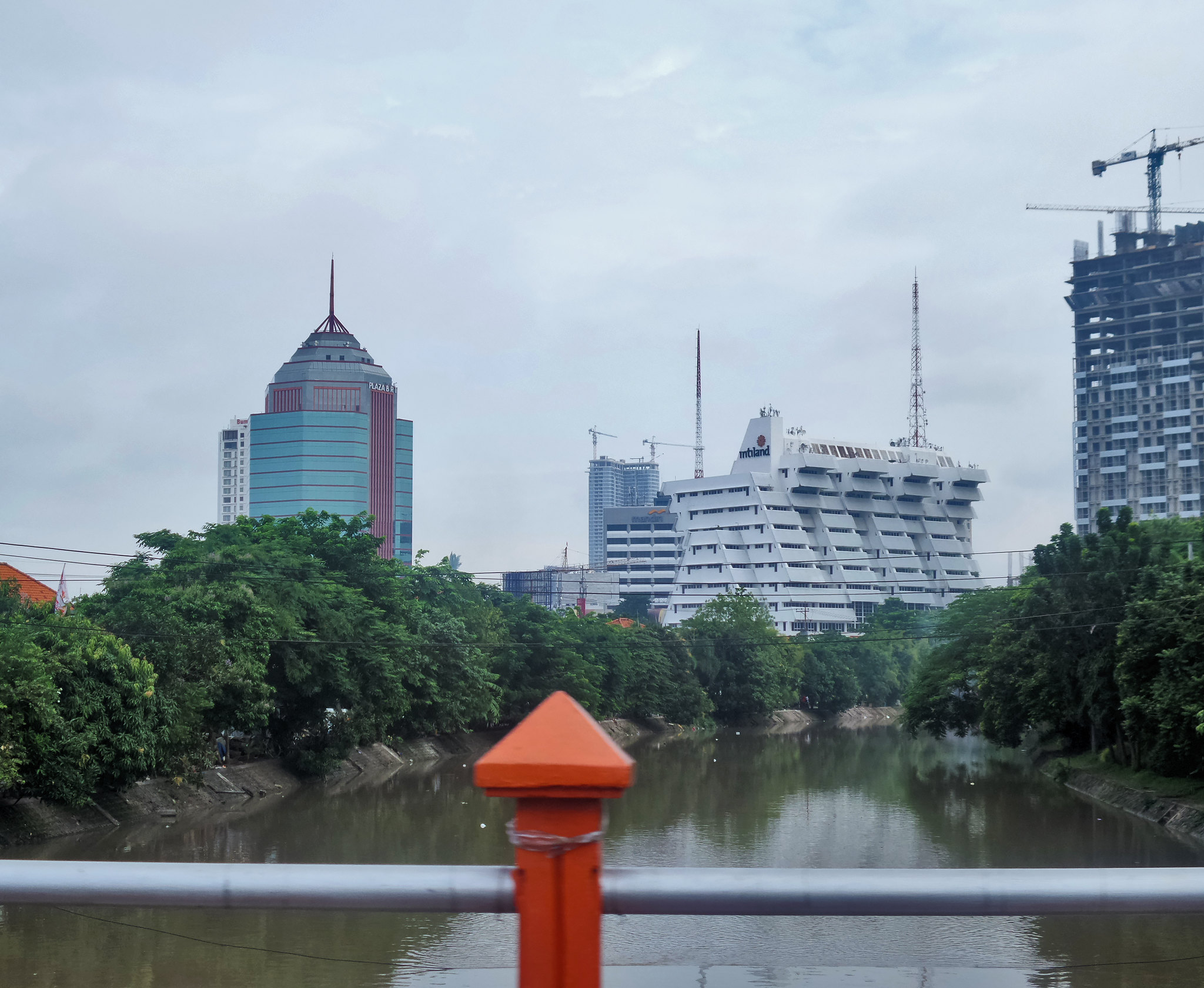 Pusat belanja dan rukan di Surabaya – sebuah sejarah kronologis
