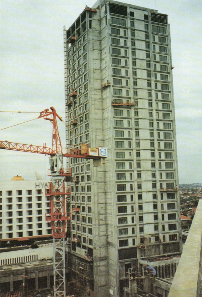 Hotel Bumi/Hyatt Regency Surabaya dalam tahap konstruksi, 1993. Surabaya tempo dulu 1990an.