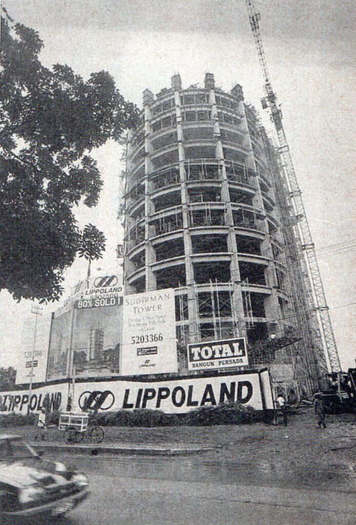 Menara Sudirman di Jalan Jenderal Sudirman Jakarta dalam tahap pembangunan, 1992. Kerangka gedung berlantai 12.