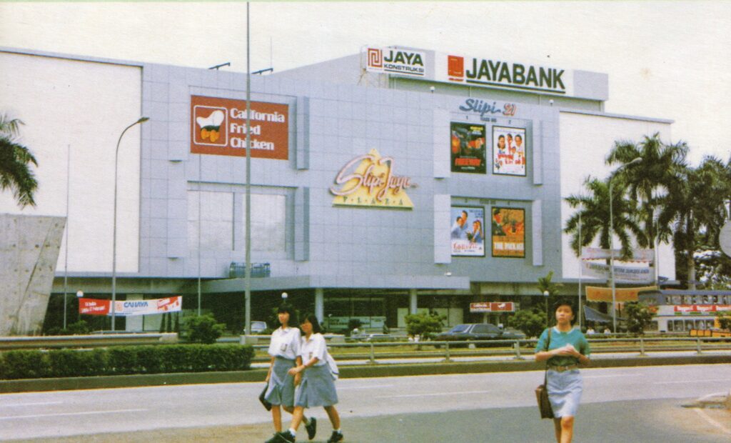 Plaza Slipi Jaya, gedung berwarna abu-abu, pada Februari 1990.