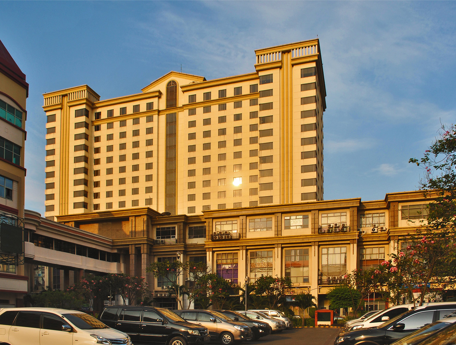 Orion Mangga Dua dan Hotel Le Grandeur