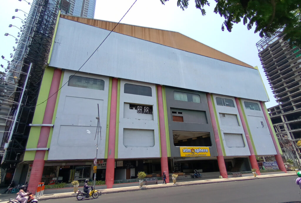Go Skate Surabaya, gedung beton berlantai enam berwarna abu-abu, oranye dan hijau, kolom berwarna merah jambu.