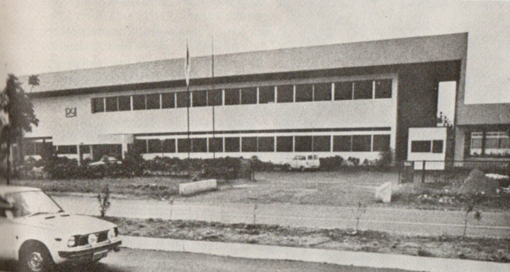 Pusat Grafika Indonesia, 1970an. Gedung berbentuk kotak dengan atap datar.