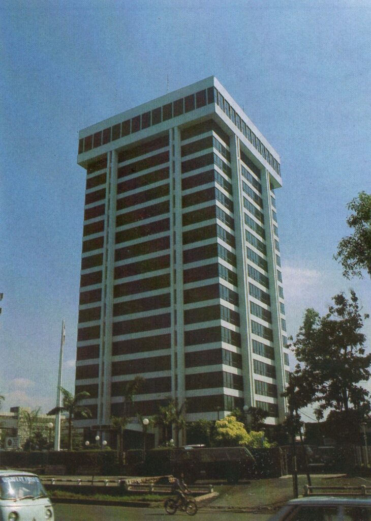 Gedung BULOG, gedung berwarna putih dengan jendela hitam di Jakarta, 1982. Jakarta tempo dulu.