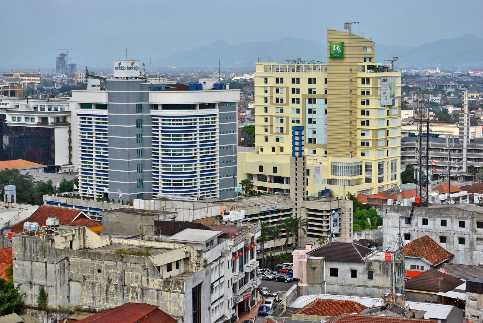 Menara Bank BJB bersama dengan Ibis Styles Bandung, 2014