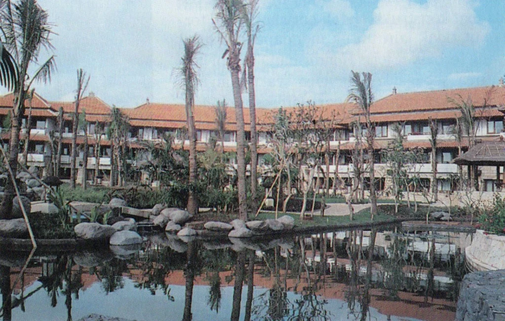Gedung utama Hotel Bali Imperial/Royal Beach Seminyak Bali dengan pekarangannya, 1992