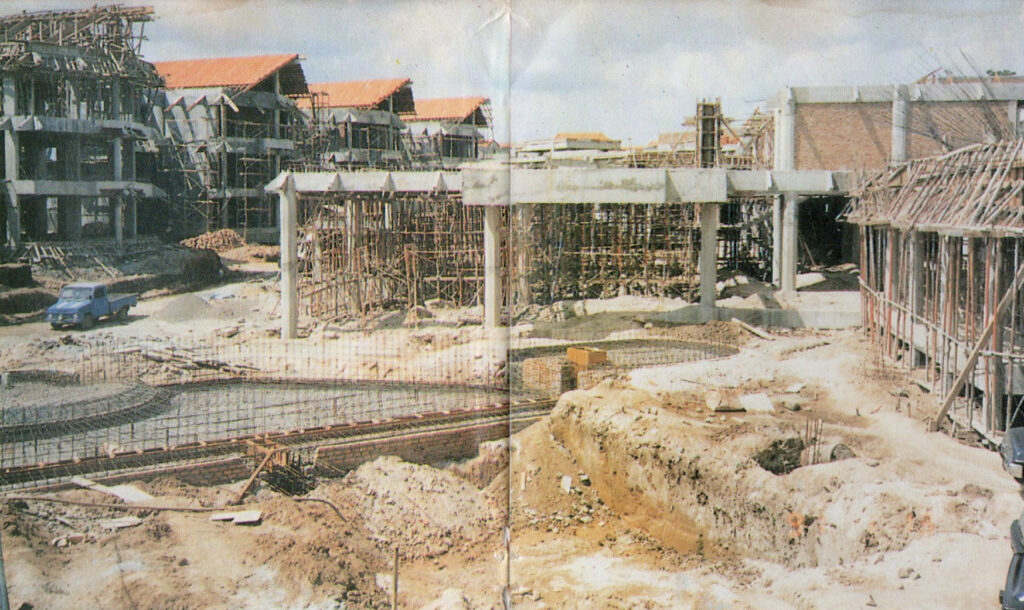 Hotel Pusako Bukittinggi dalam tahap konstruksi, 1991. Bukittinggi tempo dulu.