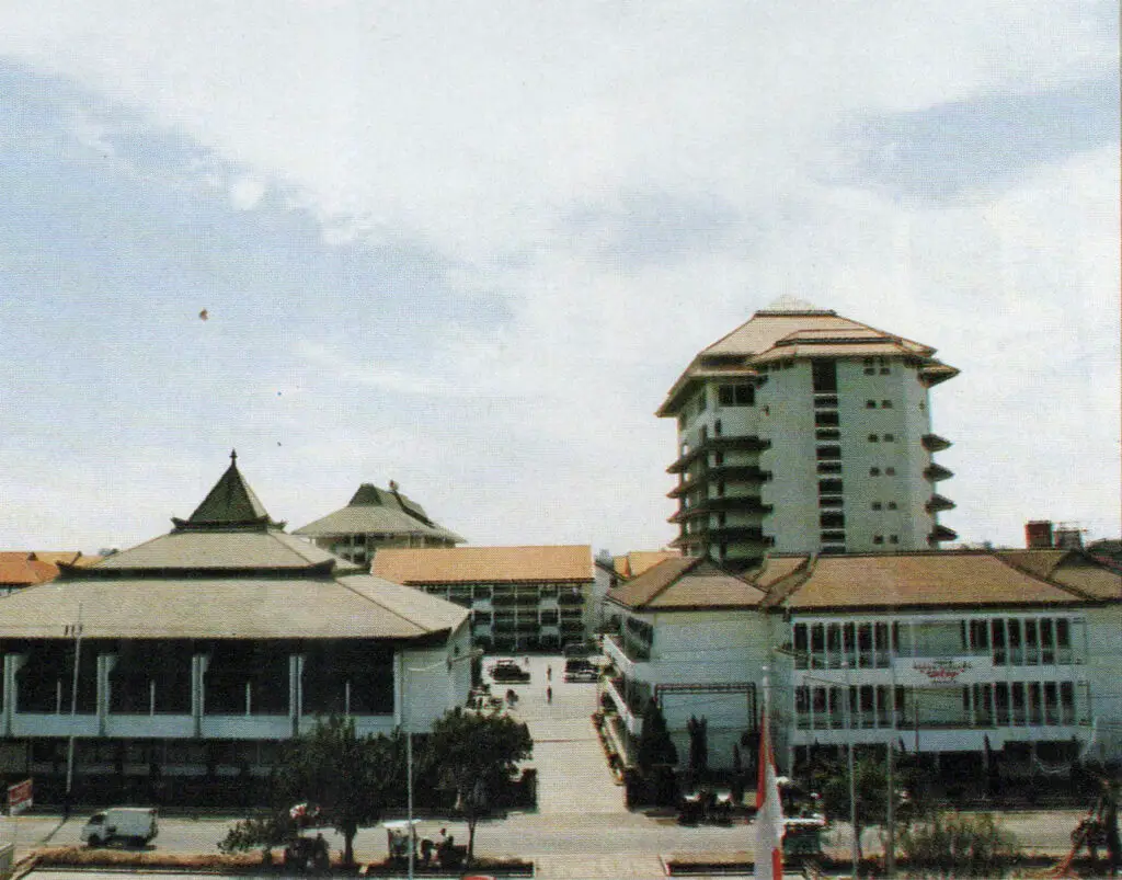 Universitas 17 Agustus 1945 Surabaya zaman dahulu, 1993