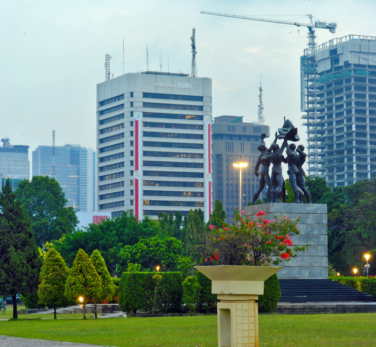 Gedung Kementerian BUMN bersama dengan monumen IKADA, 2018